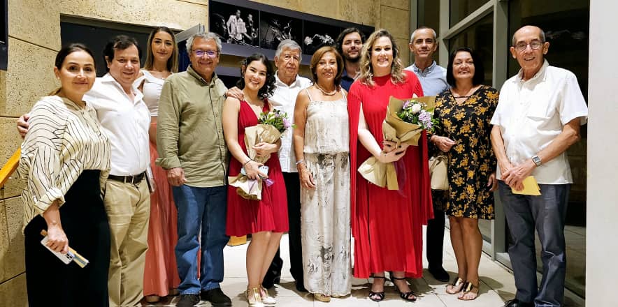 El Embajador de Colombia en Cuba y su señora esposa flanqueados por las actrices Maribel Abello, Isabela Gómez y el músico cubano Ángel Lorenzo. Les acompañan la Vicedirectora del Museo Nacional de Bellas Artes, Ana María Fuentes; el director del teatro y funcionarios y asistentes de la Embajada de Colombia en Cuba.