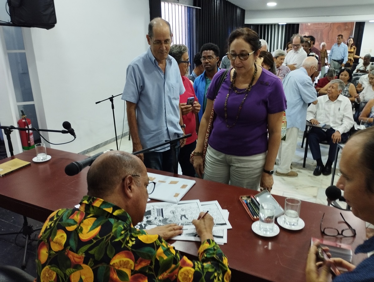 En La Habana, el maestro Álvaro Barrios realizó la donación de 'Grabados Populares y Obra Gráfica' a la Casa de las Américas