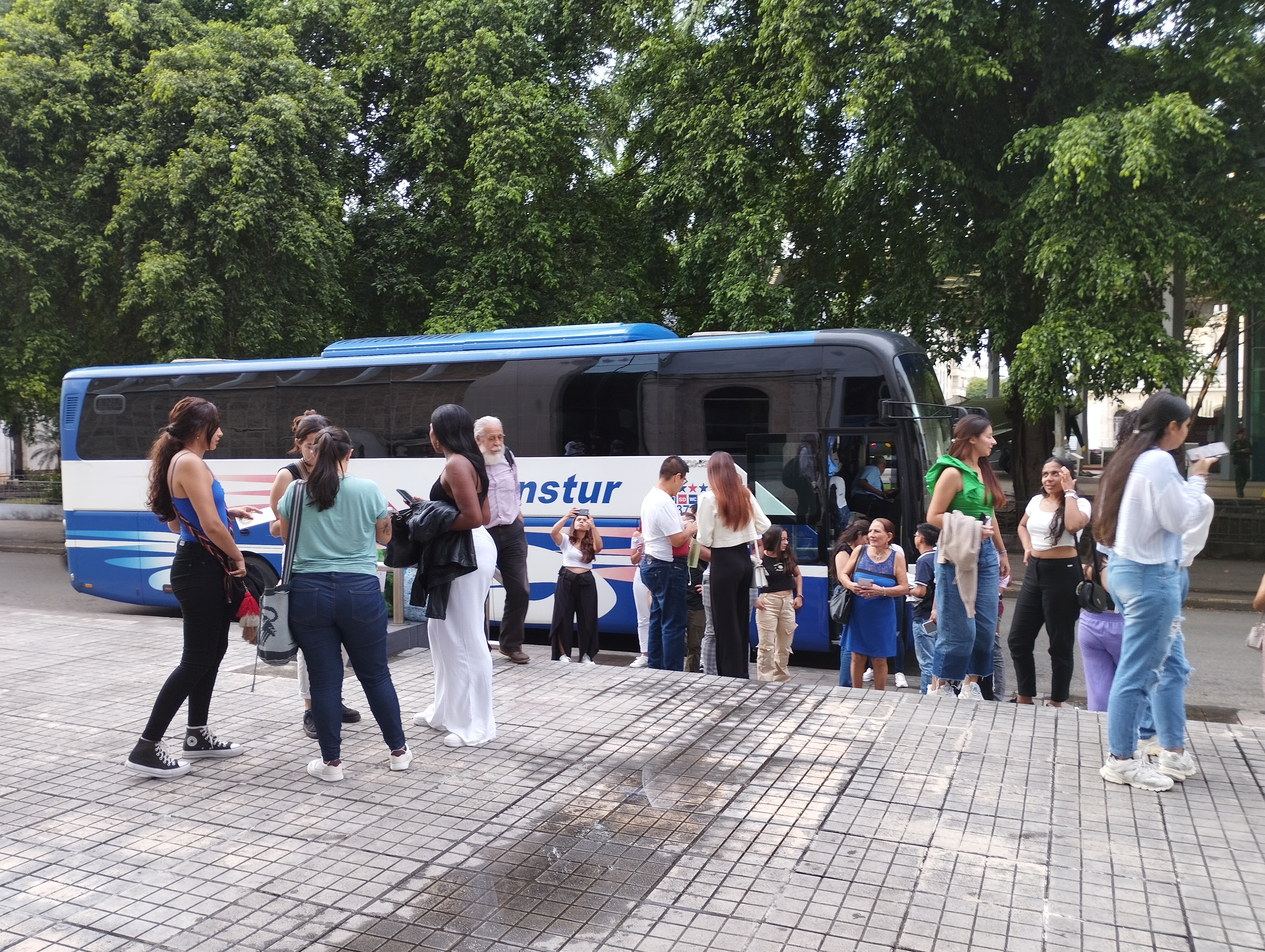 Estudiantes colombianos en Cuba arriban al Teatro del Museo Nacional de Bellas Artes.