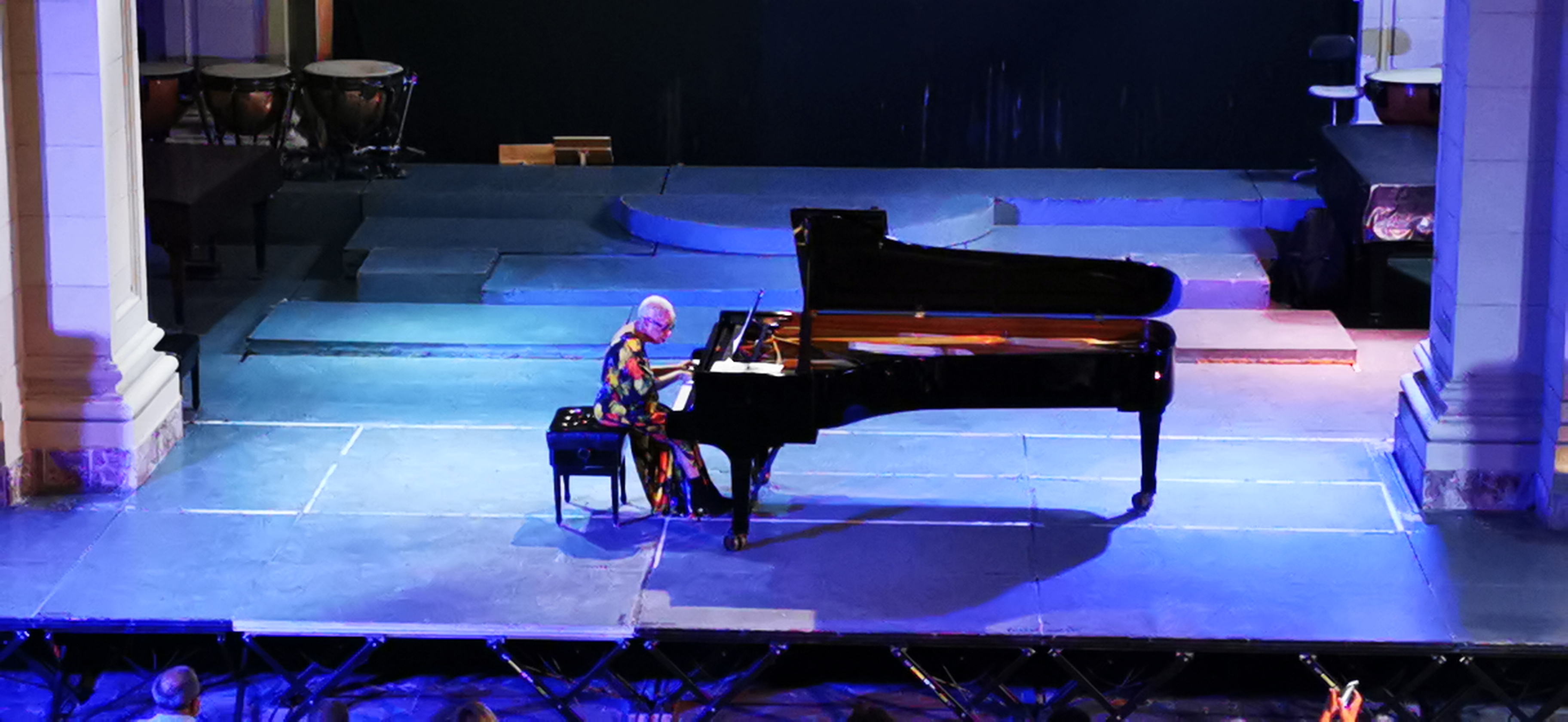 La maestra Teresita Gómez en concierto.