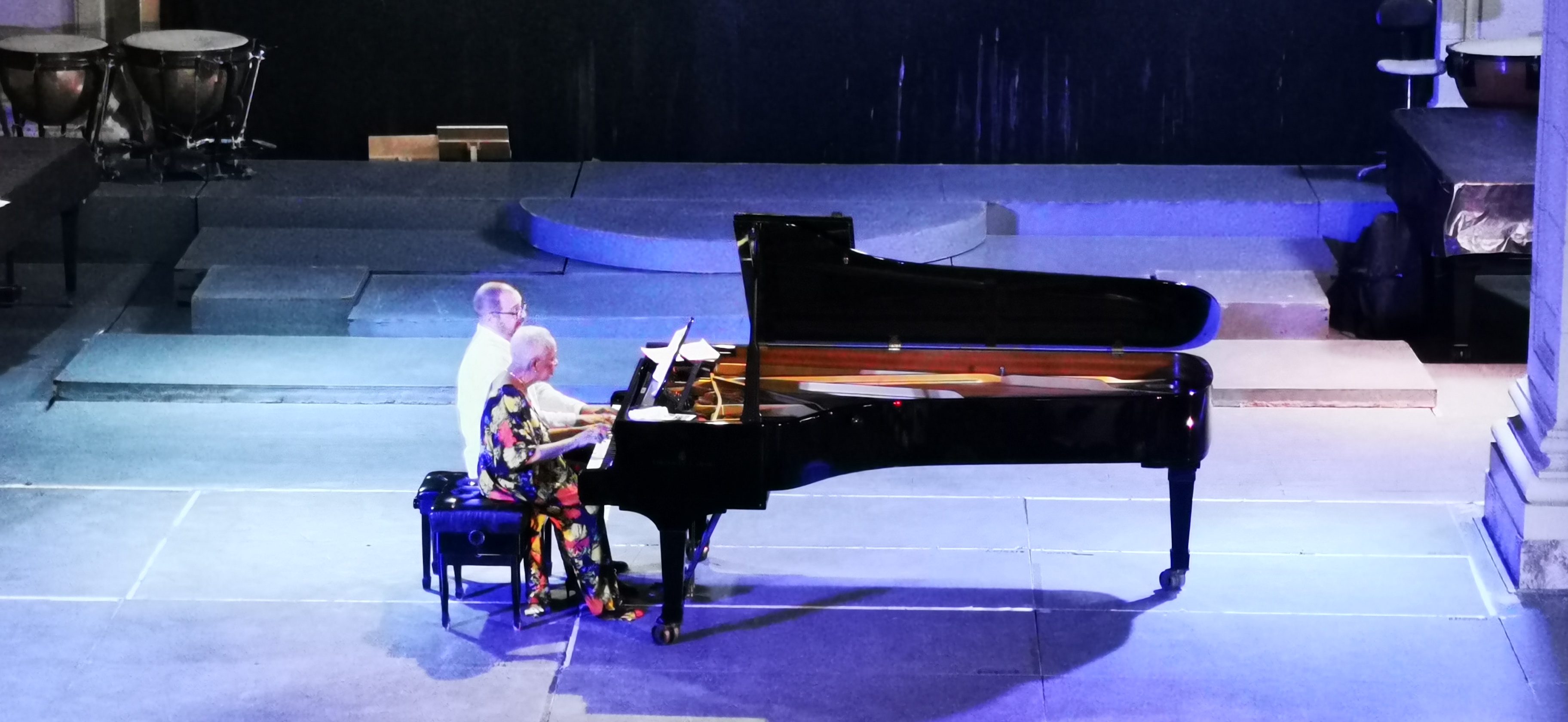 os maestros Teresita Gómez y Ulises Hernández interpretando piezas de compositores colombianos, a cuatro manos.