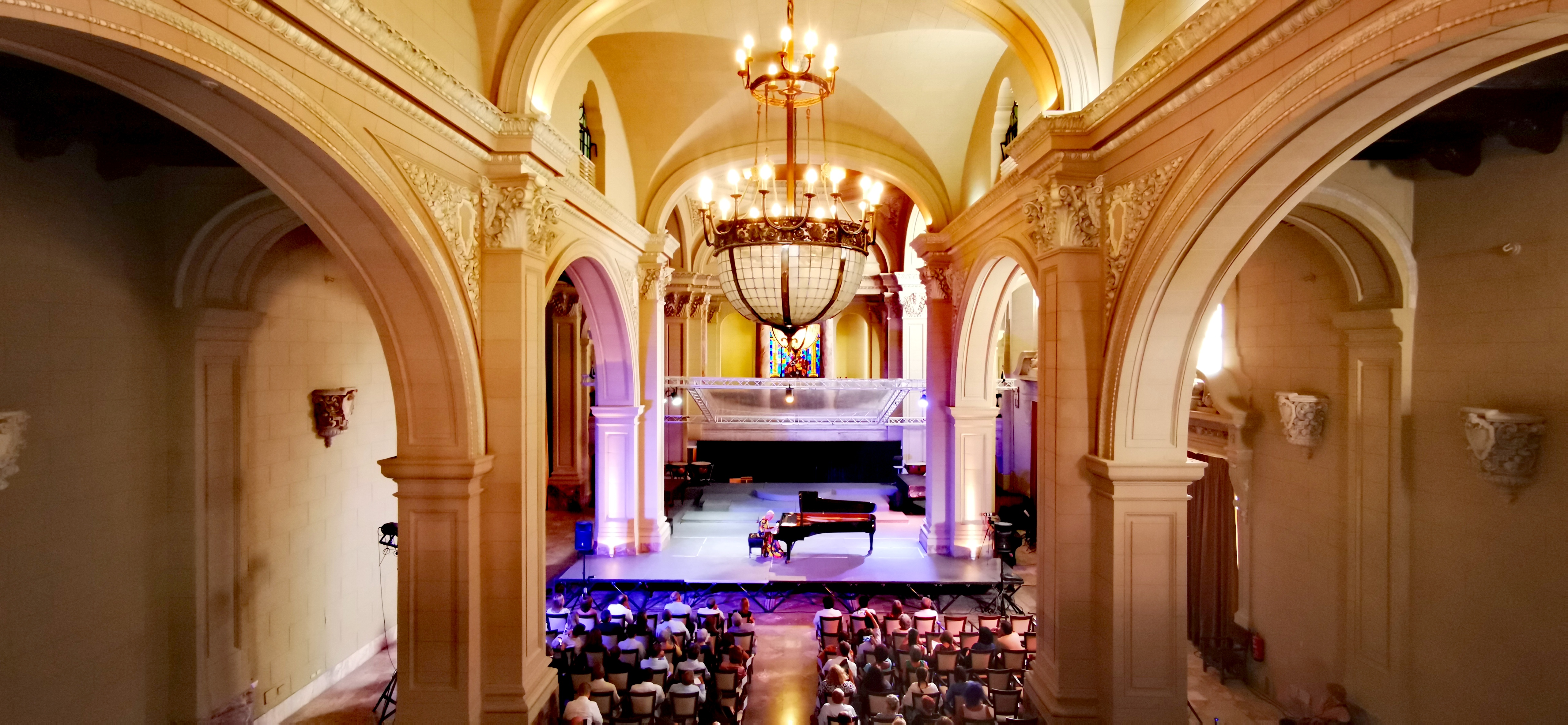 La maestra Teresita Gómez en la sala de conciertos del Oratorio San Felipe Neri, sede el Lyceum Mozartiano.