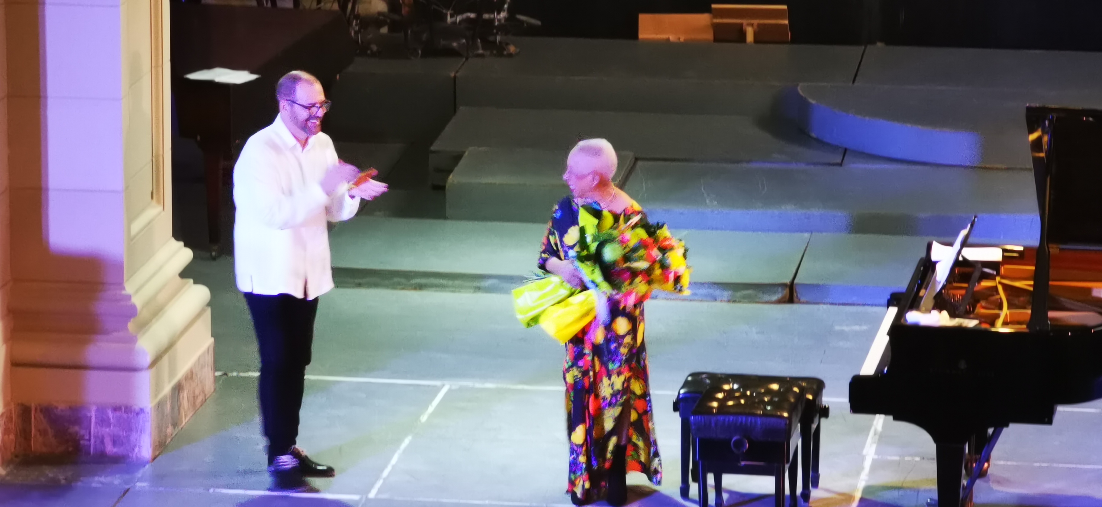 Los maestros Teresita Gómez y Ulises Hernández, Director del Lyceum Mozartiano.