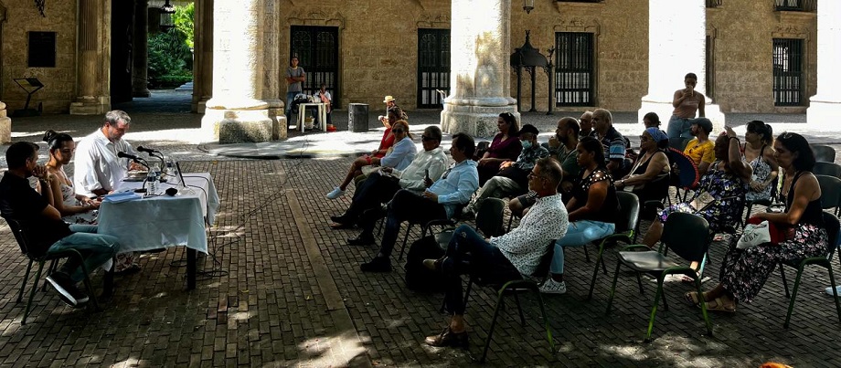 Editorial Arte y Literatura realizó en Cuba la presentación del libro: CANCIÓN DE ANTIGUOS AMANATES de la escritura Laura Restrepo