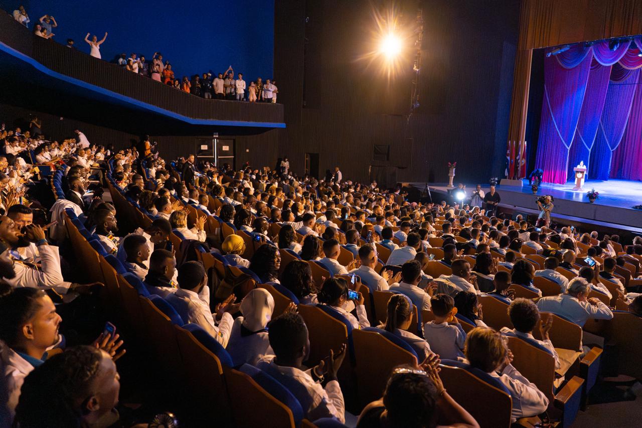 Canciller (e) acompaña graduación de 165 médicos becados en Cuba en el marco del Acuerdo de Paz