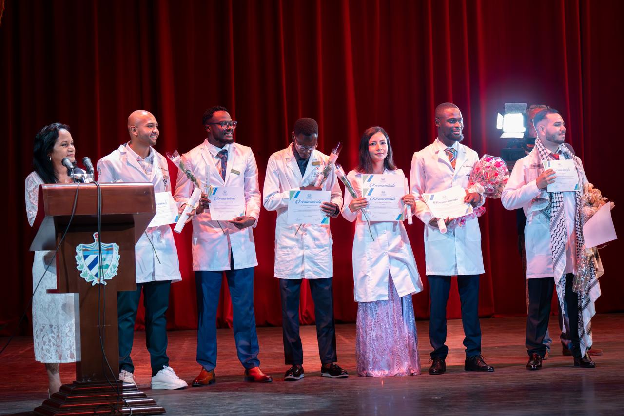 Canciller (e) acompaña graduación de 165 médicos becados en Cuba en el marco del Acuerdo de Paz