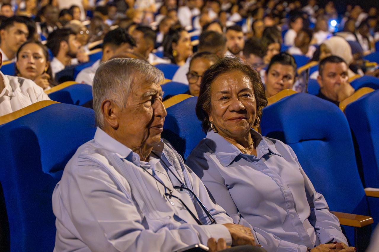 Canciller (e) acompaña graduación de 165 médicos becados en Cuba en el marco del Acuerdo de Paz