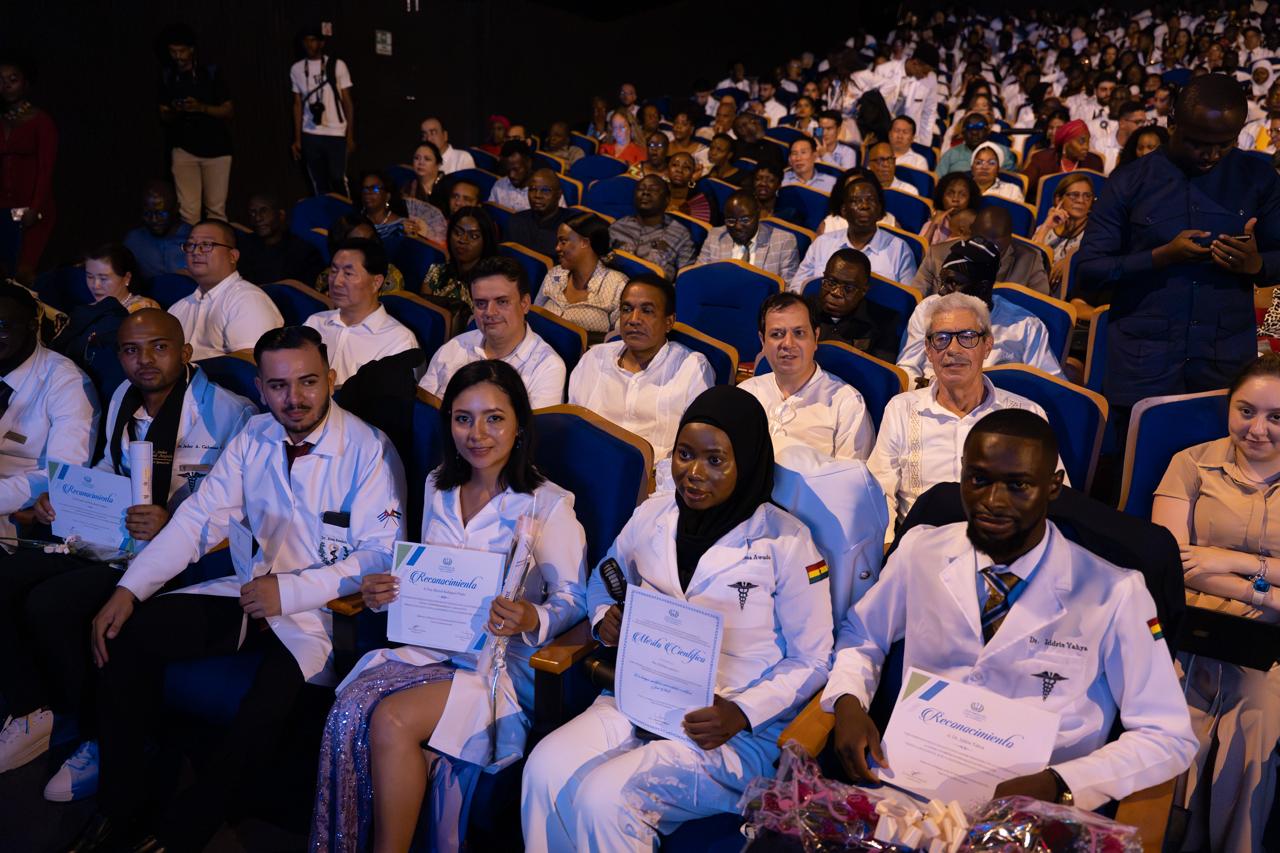 Canciller (e) acompaña graduación de 165 médicos becados en Cuba en el marco del Acuerdo de Paz