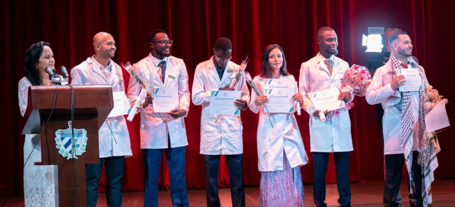 Canciller (e) acompaña graduación de 165 médicos becados en Cuba en el marco del Acuerdo de Paz