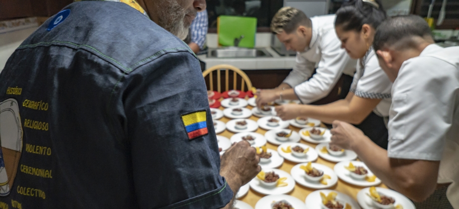 La Embajada de Colombia en Cuba presentó el conversatorio “Colombia, un plato que recuerda, permanece y se transforma” a cargo del chef Alex Quessep