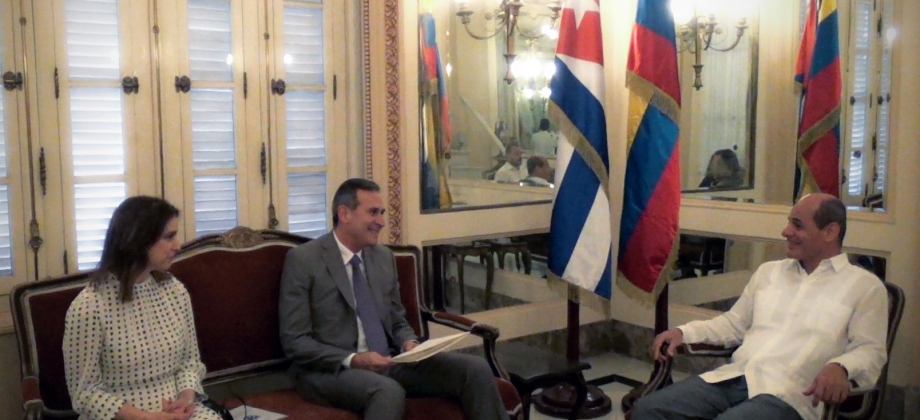 Embajador de Colombia en Cuba, Juan Manuel Corzo Román, entregó las copias de estilo ante la Cancillería cubana