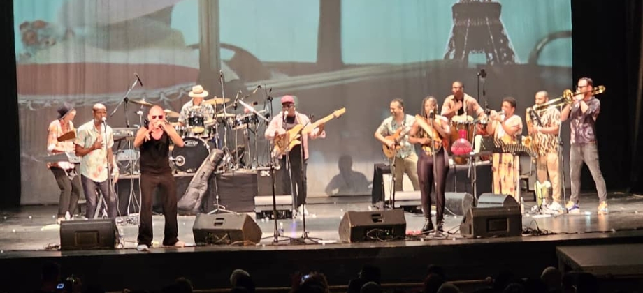 La independencia de Colombia en el Teatro Martí de La Habana en Cuba, se celebró al ritmo de la Orquesta Jacobo Vélez y la Mambanegra