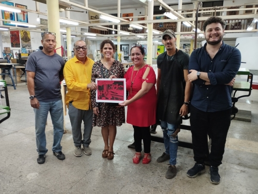 En La Habana, el maestro Álvaro Barrios realizó la donación de 'Grabados Populares y Obra Gráfica' a la Casa de las Américas