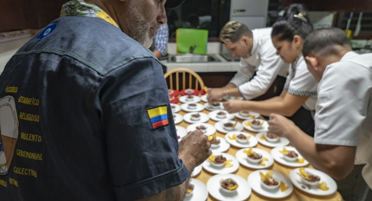La Embajada de Colombia en Cuba presentó el conversatorio “Colombia, un plato que recuerda, permanece y se transforma” a cargo del chef Alex Quessep