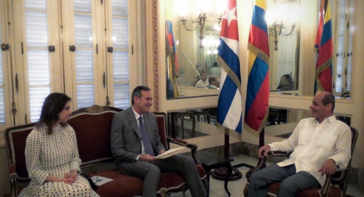 Embajador de Colombia en Cuba, Juan Manuel Corzo Román, entregó las copias de estilo ante la Cancillería cubana
