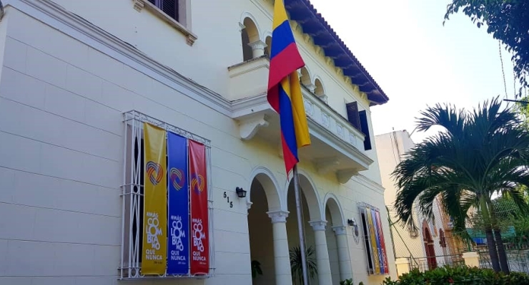 La Embajada de Colombia en Cuba decoró su fachada para conmemorar 200 años de la Independencia Nacional